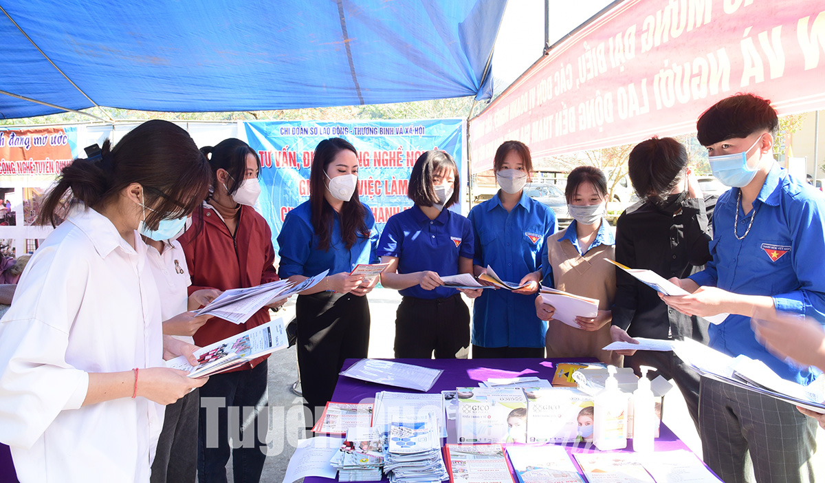 Chi đoàn Sở Lao động - Thương binh và Xã hội tham gia tư vấn, giới thiệu việc làm cho đoàn viên thanh niên,  học sinh huyện Lâm Bình